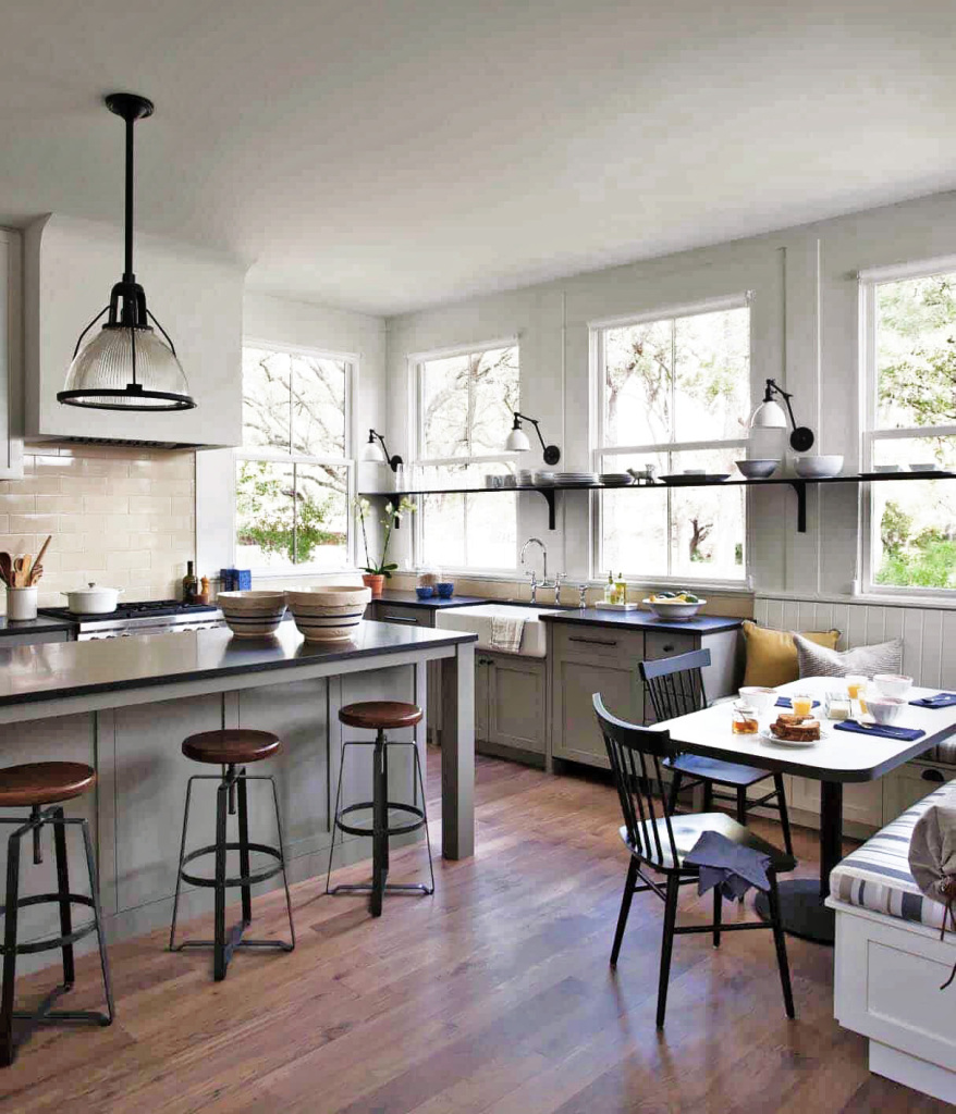 An image of an effortlessly designed contemporary family farmhouse kitchen.